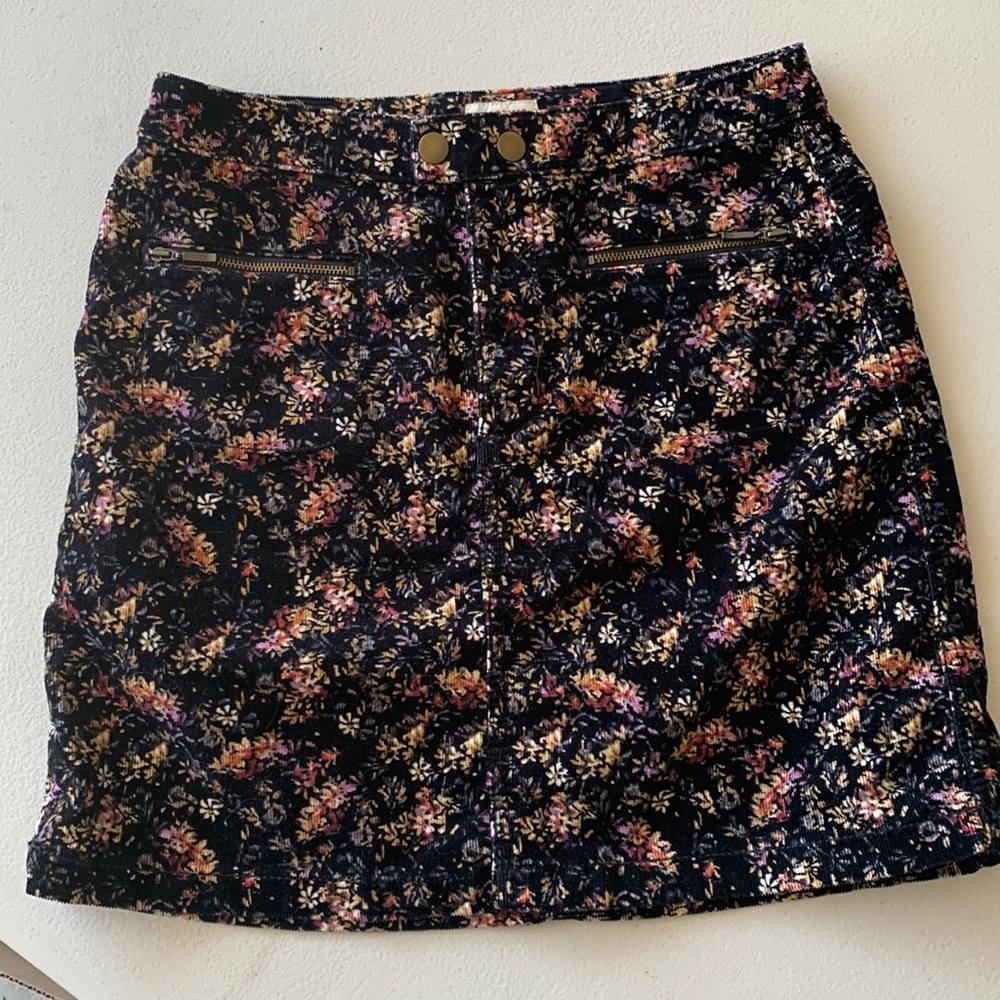 00 corduroy floral/ black skirt
